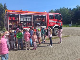 Przedszkolaki z wizytą w remizie strażackiej