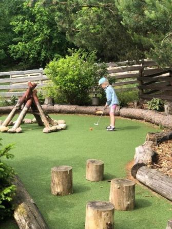 Wycieczka przedszkolaków do parku rozrywki Minigolf 