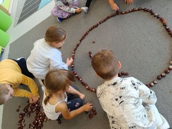 Przedszkolaki witają jesień