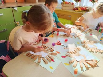 Przedszkolaki z oddziału 0a witają jesień