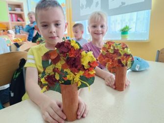 Przedszkolaki z oddziału 0a witają jesień