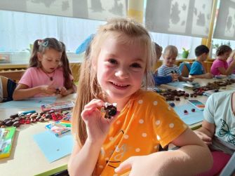Przedszkolaki z oddziału 0a witają jesień