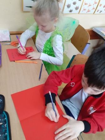 Walentynki klasy 1a w bibliotece szkolnej